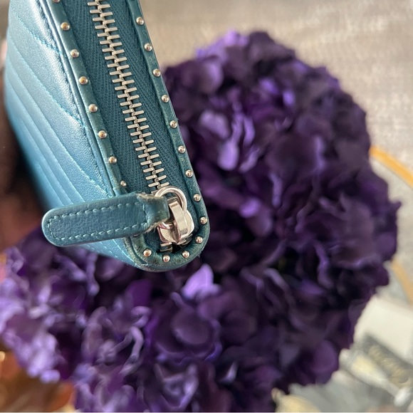 CHANEL Rare 2018 Metiers d’Art 2018 Turquoise Chevron Zipped Wallet - Picture 3 of 16